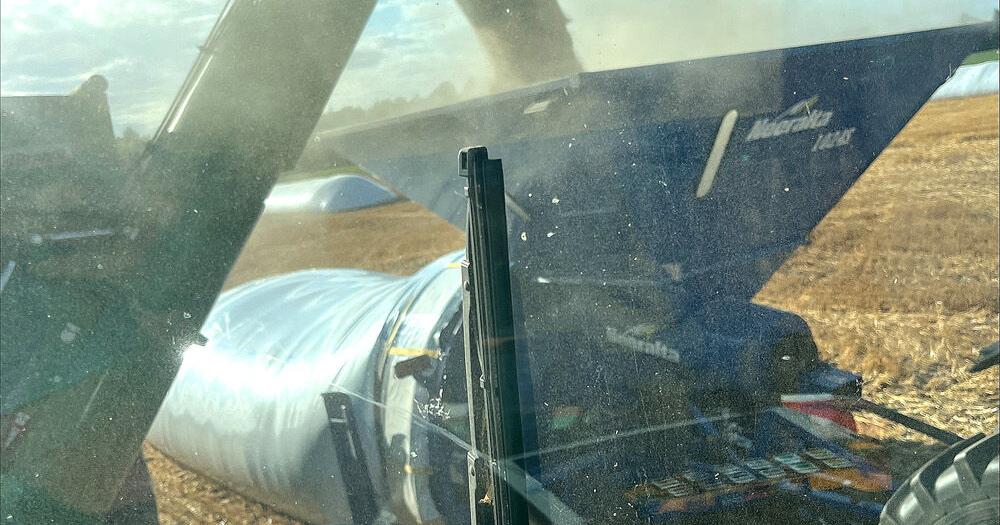 Unloading combined oats on the go