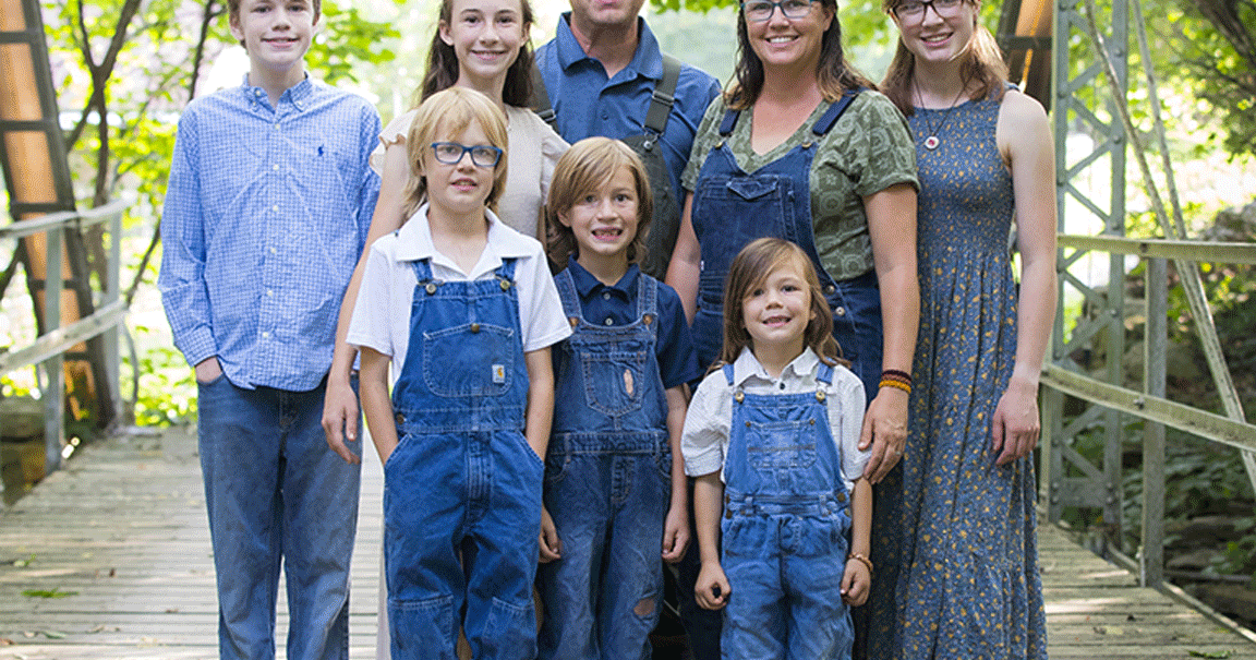 Staci and Jeremy Hill and their six childre