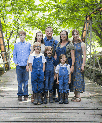 Staci and Jeremy Hill and their six childre