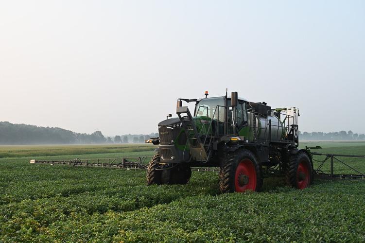 AGCO-NA-Fendt-Rogator-900-lowsuspension-in soybeans-081221