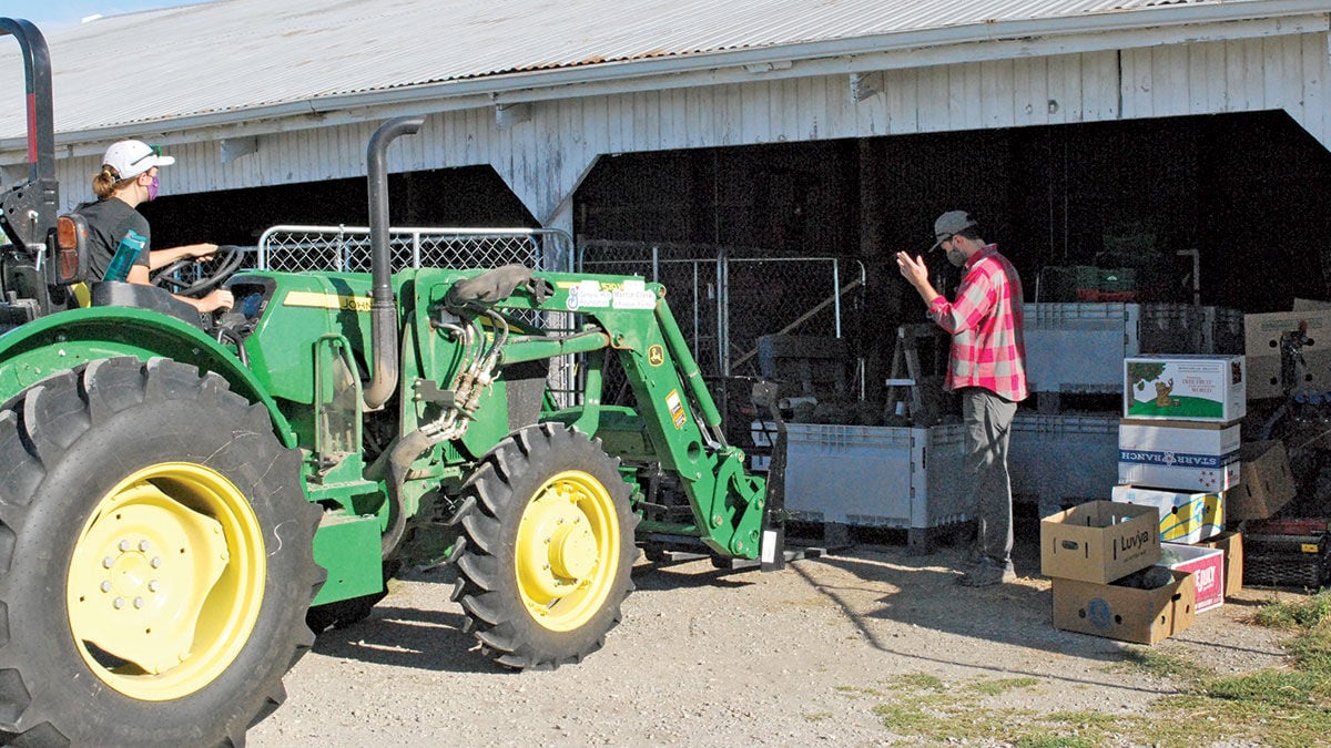 hand signals to assist equipment operator