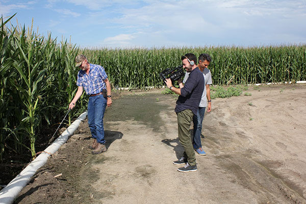 French TV station takes pulse on Midwest farm
