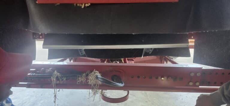 Chaff lining chute