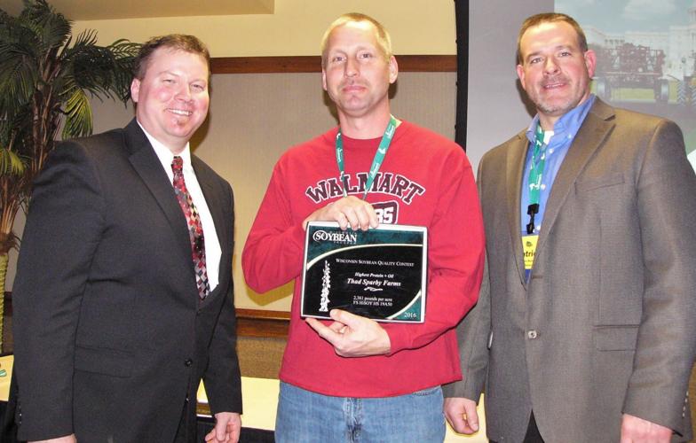 Mullooly presents award at 2016 Corn/Soy EXPO
