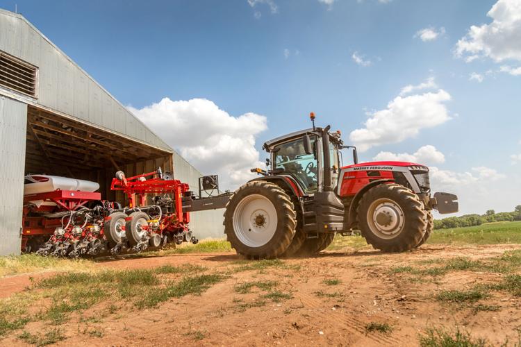 Massey Ferguson inspect planter