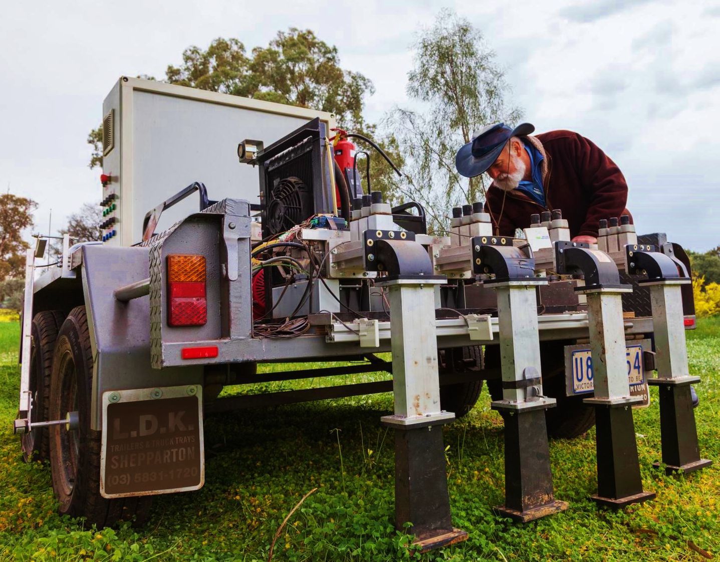 Device microwaves kills weeds