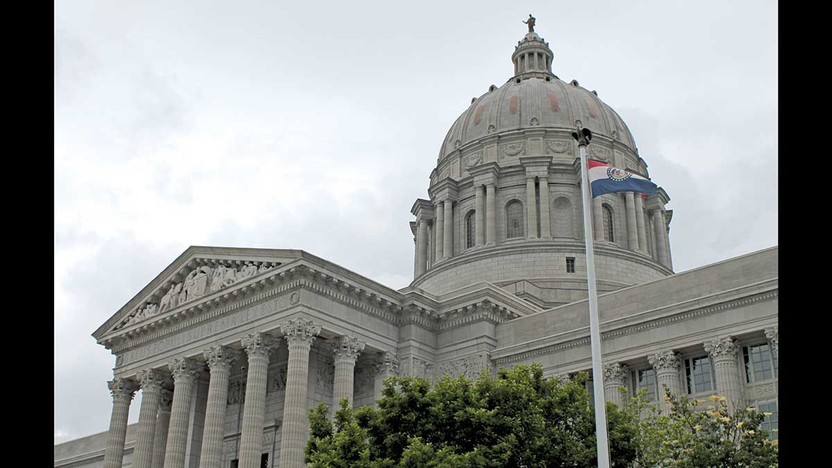 MO-capitol-MO-flag