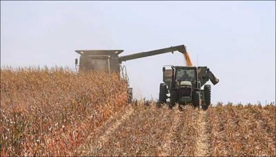 tractor combine wagon harvest