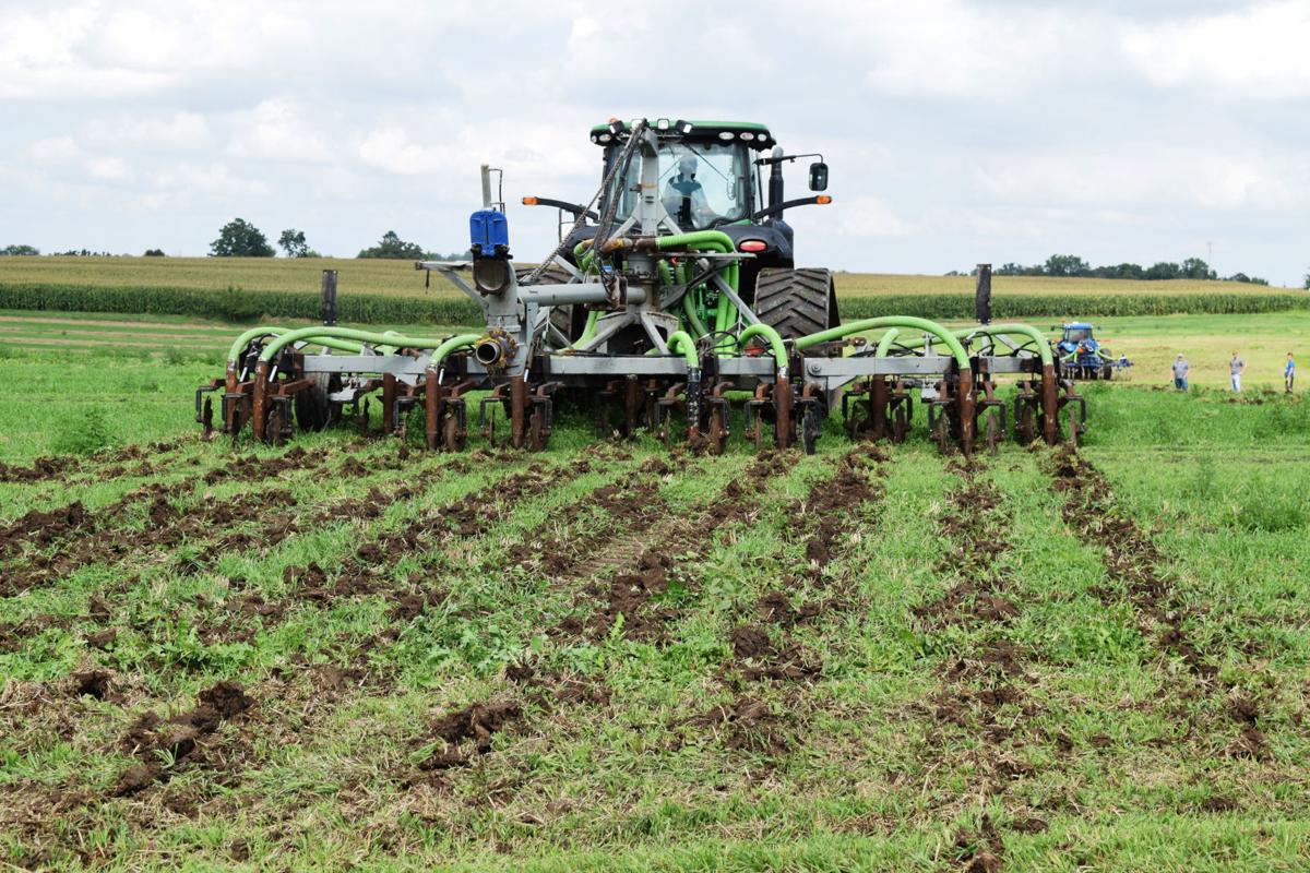 Low-disturbance manure injection