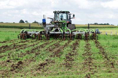 Low-disturbance manure injection