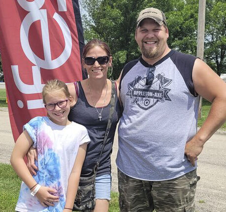 Lineah and her parents, John and Mandi Klemm