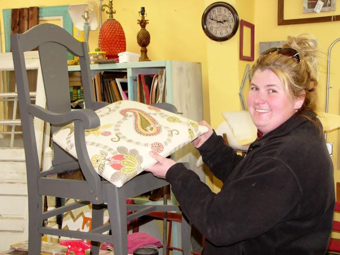 Lynn Hicks selects fabric