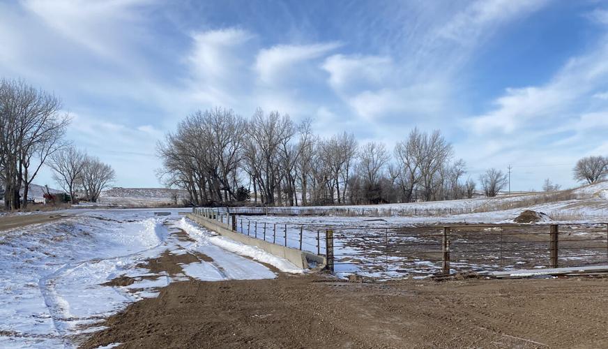 Fence line feeders