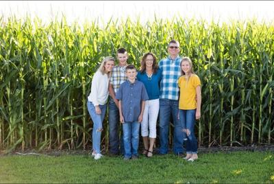 From left to right: Kilee, Cole, Charlie, Katy, Dana, and Addison Blume. Photo by Jennifer Peterson Photography.