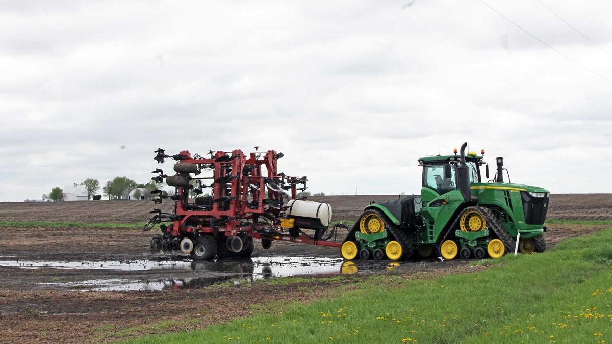 Tractor-Planting-Standstill wet field