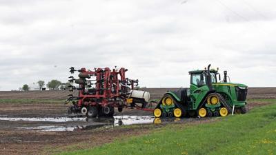 Tractor-Planting-Standstill wet field