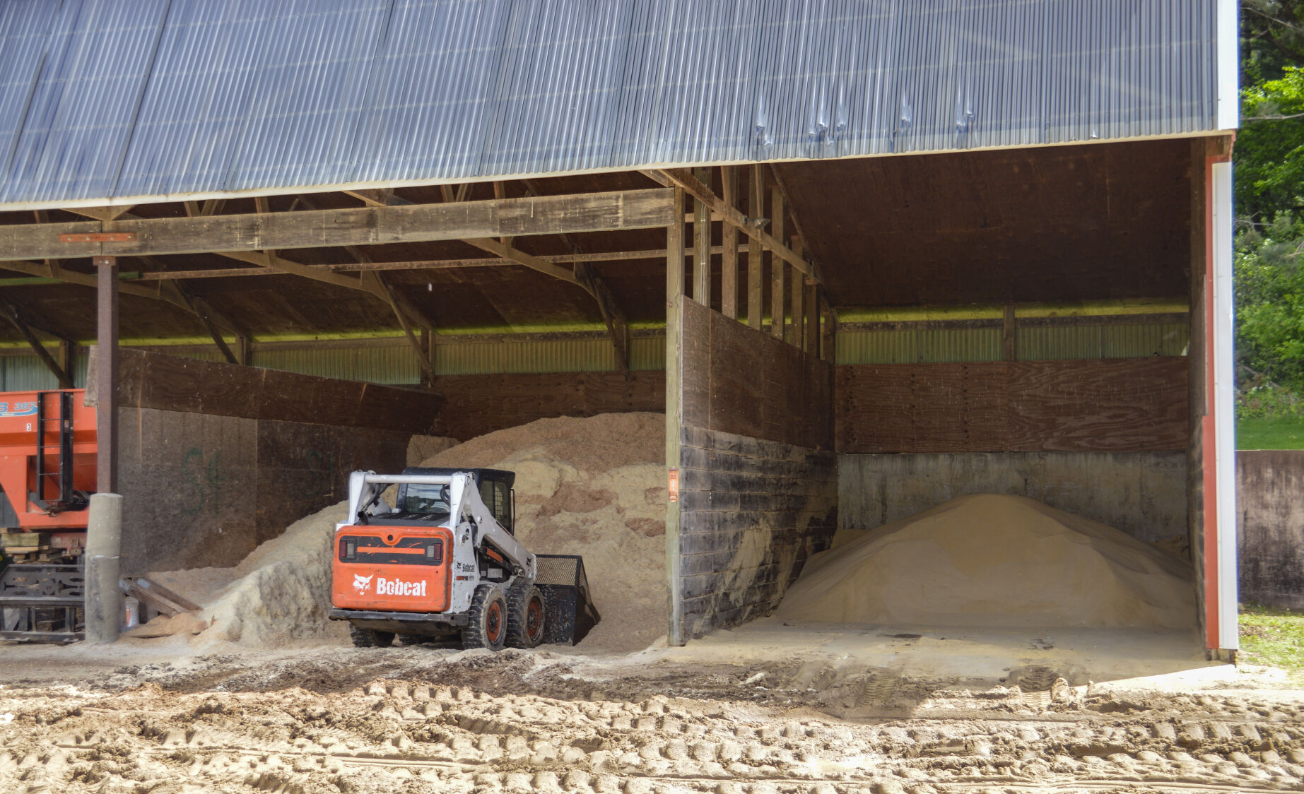 Commodity shed