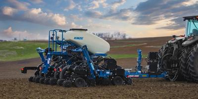 Kinze 3505 pivot-fold planter