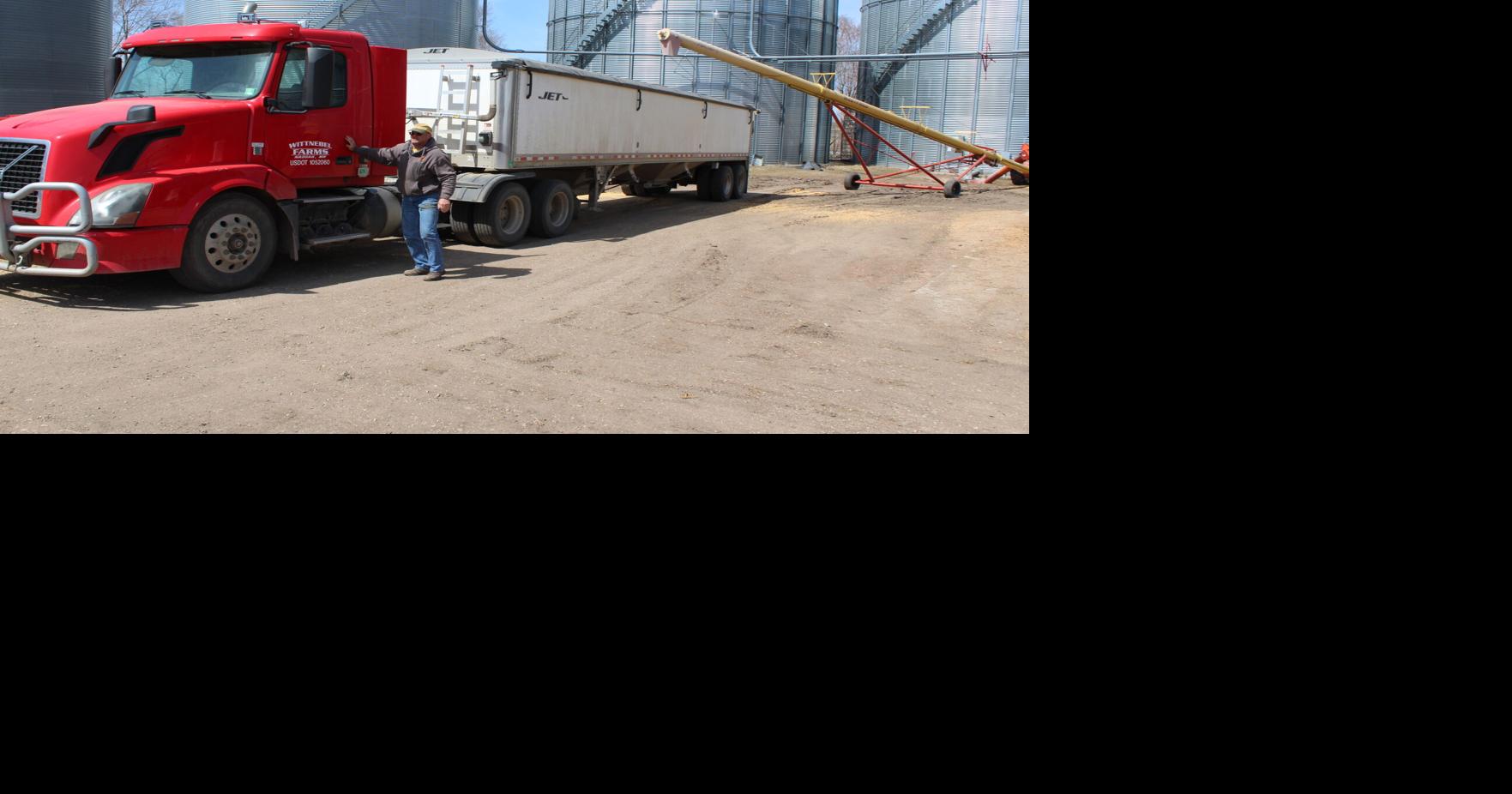 Western Minnesota farmers harvest corn, soybean in tandem