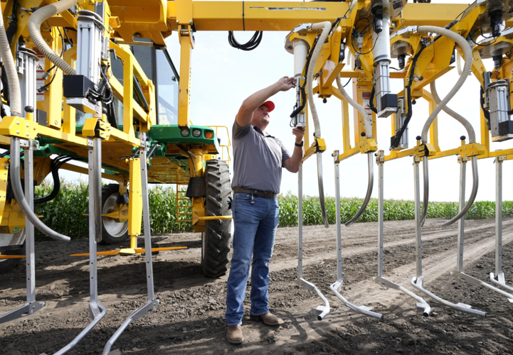 Prepares pollen applicator