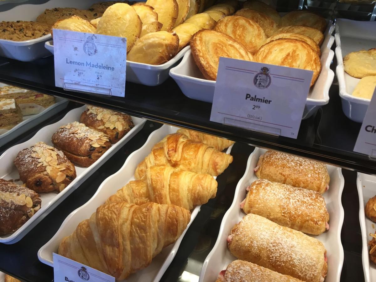 French bakery. Французская пекарня Мадлен. Хлебобулочное изделие Мадлен. Париж пекарня Bread Rose. La French Bakery Барнаул