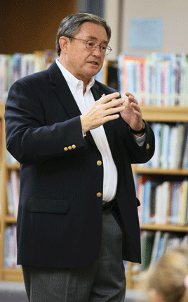 McComish teaches Esperanza 3rd-graders about government