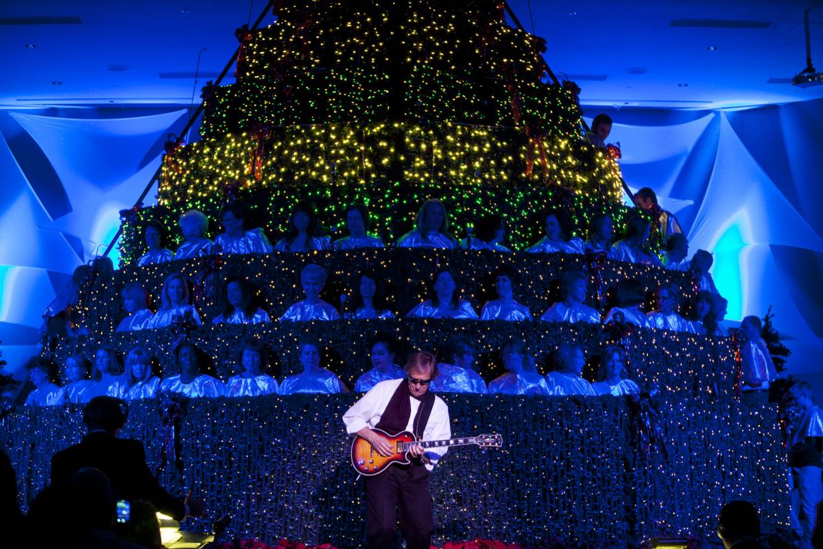 Shandon Singing Christmas Tree 2022 Foothills Baptist Choir Adorns Living Christmas Tree With Music | Holly |  Ahwatukee.com