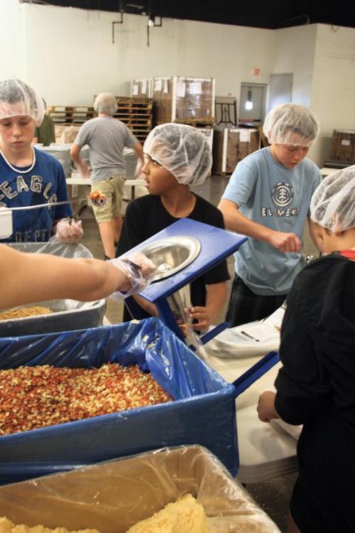 Kyrene Altadena Middle School packed meals for Feed My Starving
