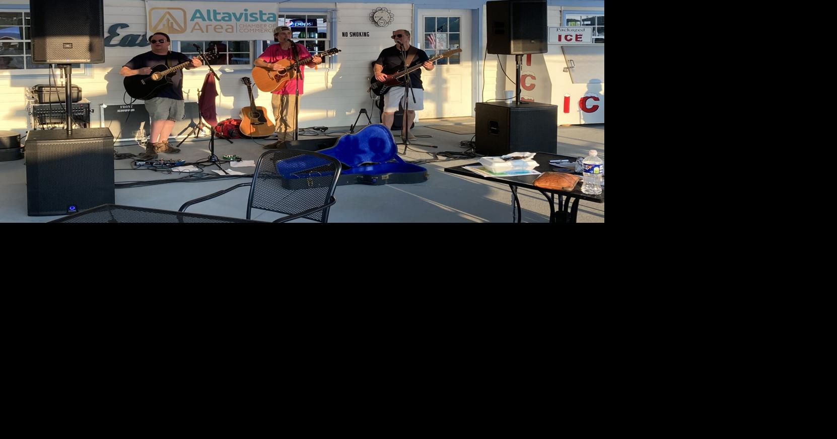 Chamber of commerce hosts mixer event Multimedia