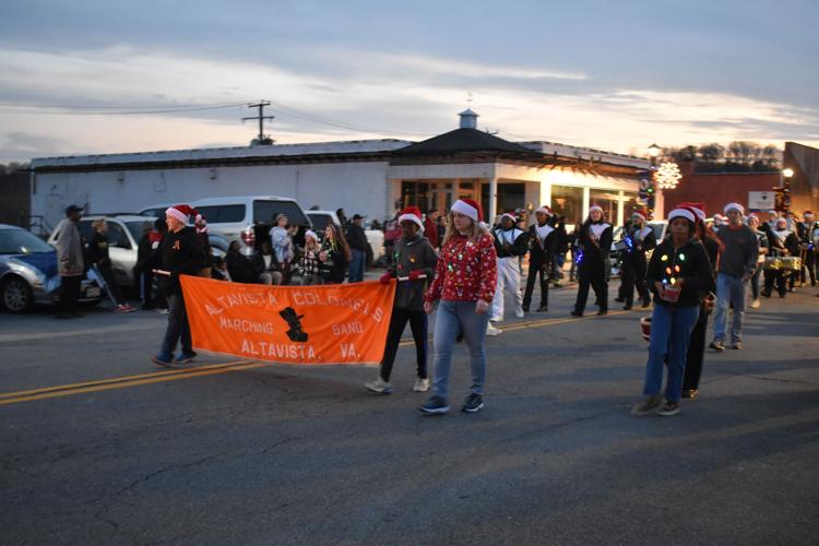 Altavista decks the streets with Christmas parade Multimedia