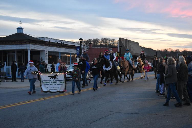 Altavista decks the streets with Christmas parade Multimedia