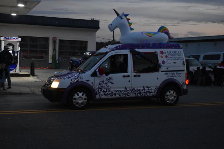 Altavista decks the streets with Christmas parade Multimedia