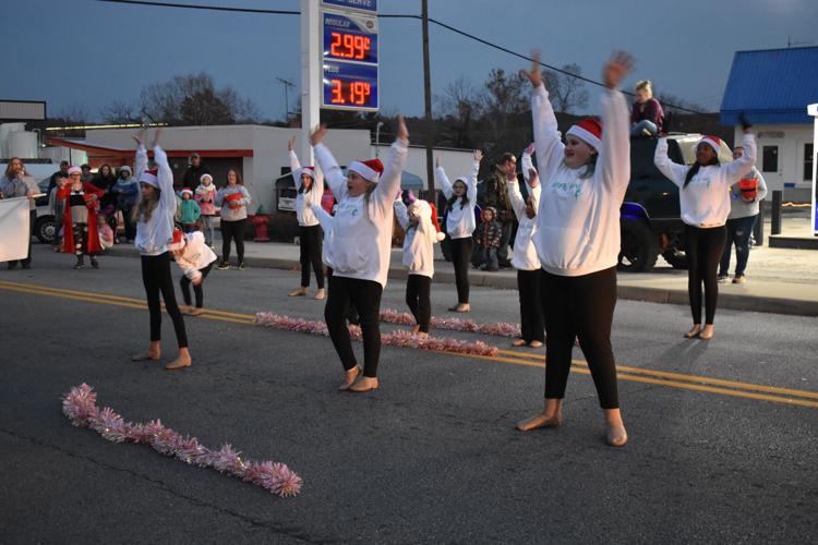 Altavista decks the streets with Christmas parade Multimedia