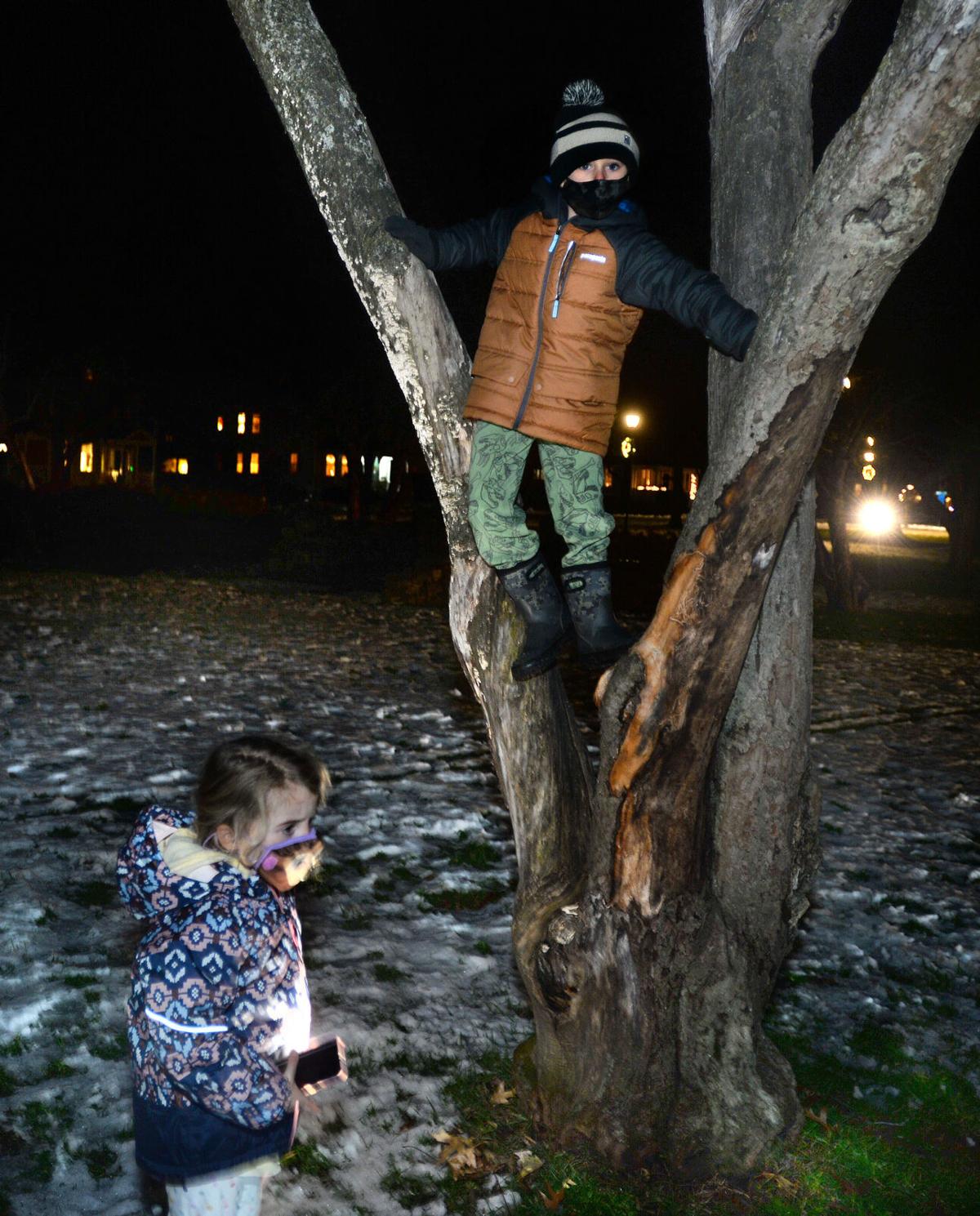 201210_AT_CRU_CandyCaneHunt_14.JPG