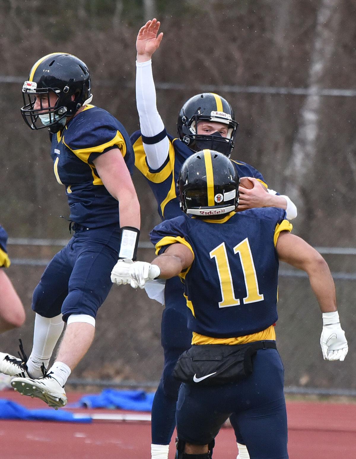 210415_ET_CRU_FOOTBALL_5.jpg