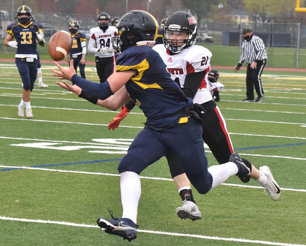 210415_ET_CRU_FOOTBALL_6.jpg