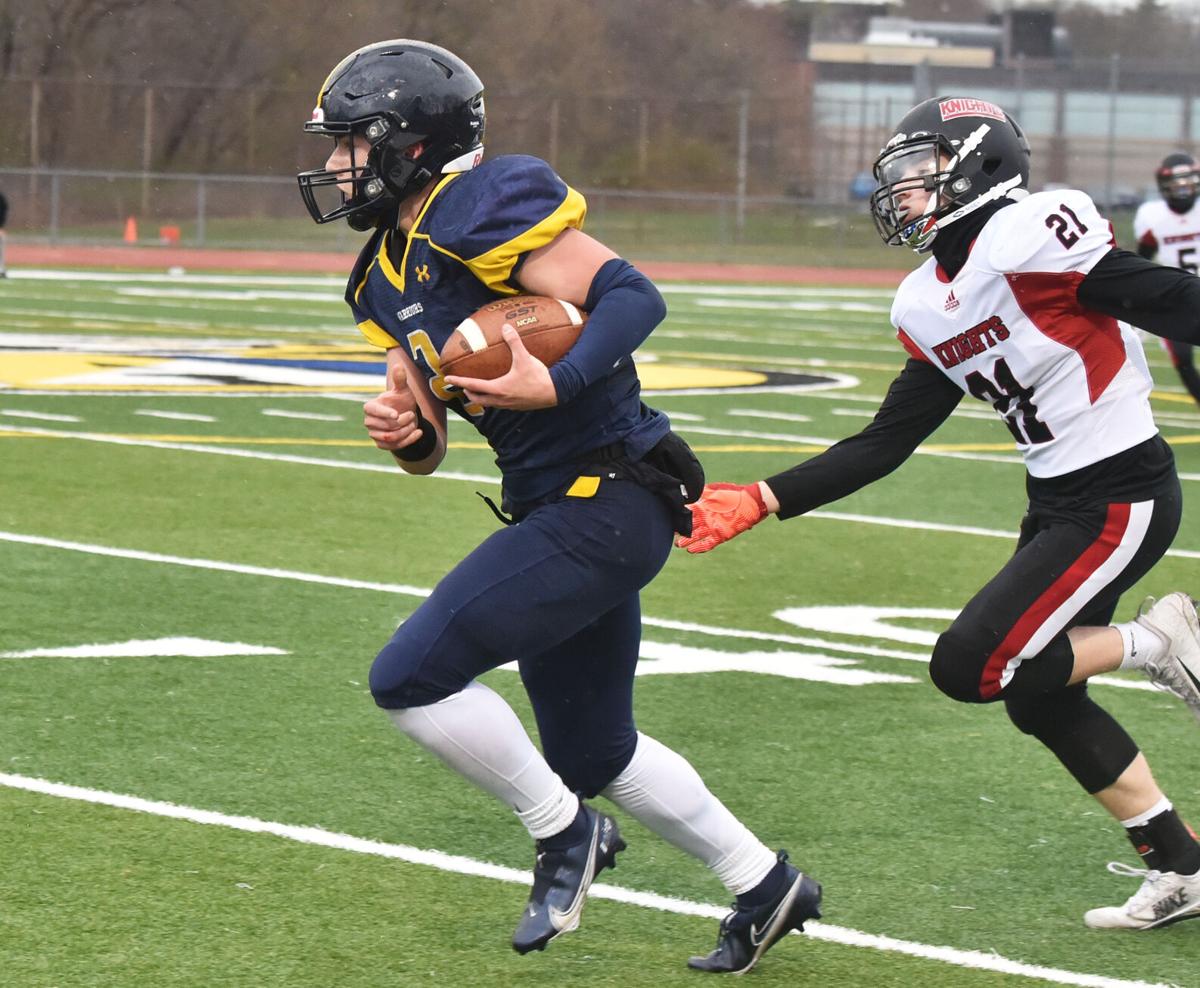 210415_ET_CRU_FOOTBALL_20.jpg