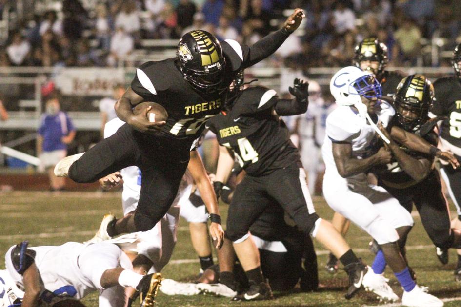 AnnistonStar.com - (PHOTOS) Childersburg vs. B.B. Comer - High School Football image