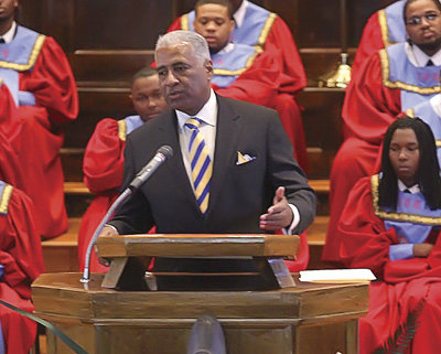 Bell speaks to students about their future