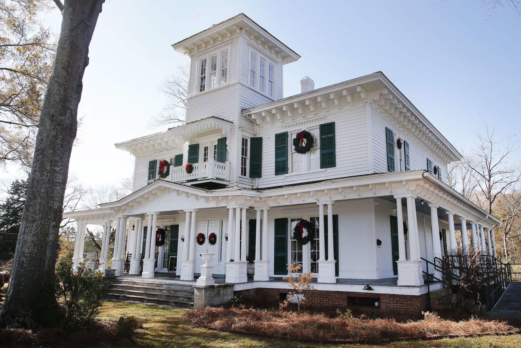 Tour offers chance to see historic homes decorated for the holidays