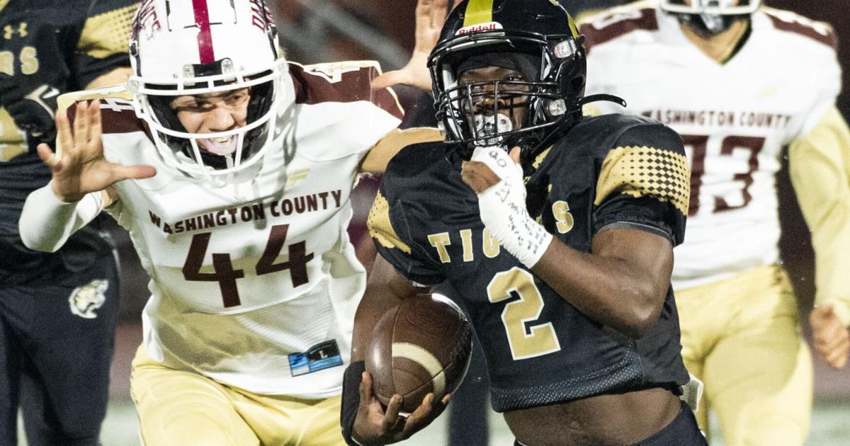 AnnistonStar.com - PHOTOS: Comer makes a statement with 49-0 playoff win image