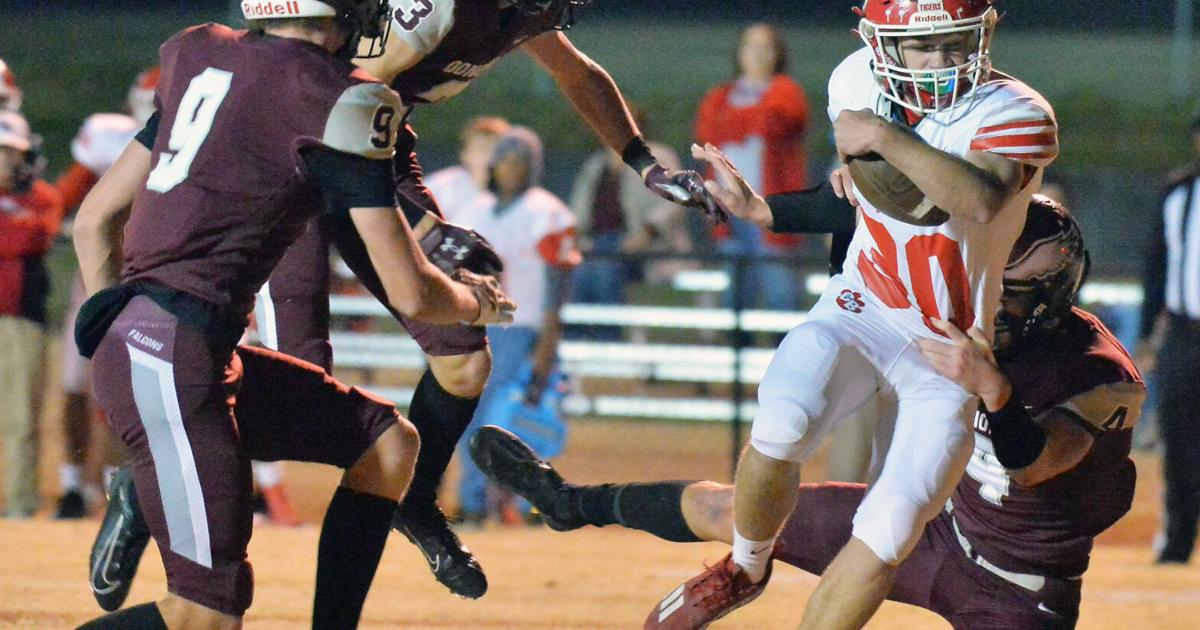 AnnistonStar.com - Prep football: Cedar Bluff manhandles out-manned Donoho image