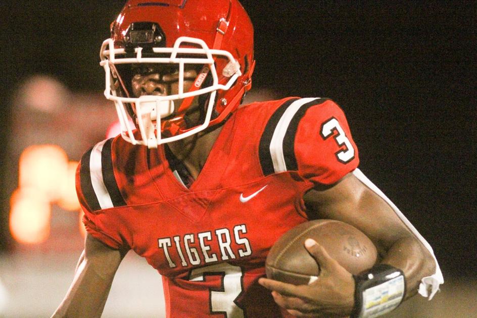 AnnistonStar.com - Talladega crushes Elmore County, earns fourth straight playoff berth image