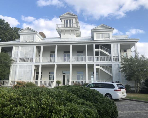 Overnight escape to The Lodge at Gorham’s Bluff Features