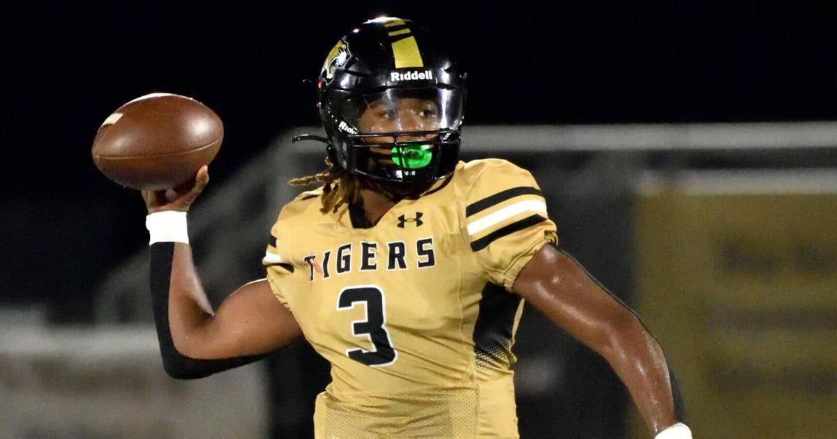 AnnistonStar.com - Prep football: Harvey brings a veteran presence to No. 1-ranked B.B. Comer image
