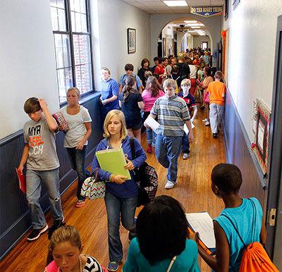 school piedmont middle annistonstar hallway crowd anniston morning students change friday class during