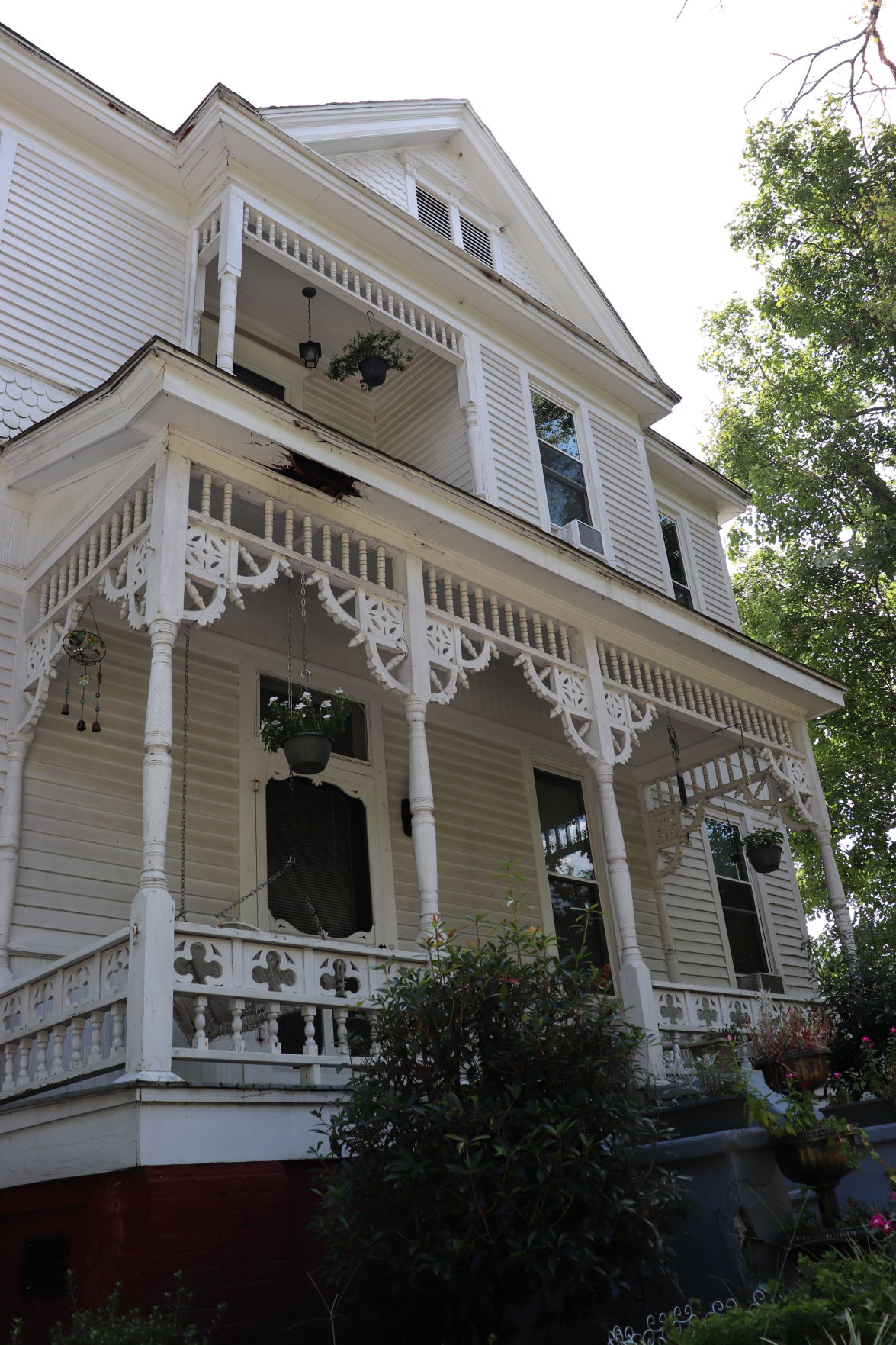 Owner, guests talk of paranormal activity in Oxford home that has been