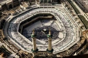 Pilgrims come together in Mecca under scorching desert heat