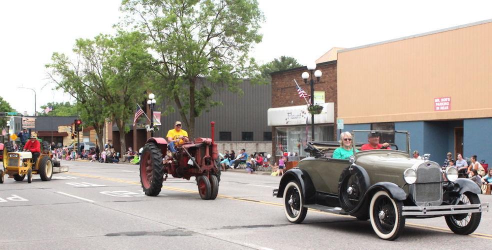 Sprinkles didn't dampen enthusiasm at Aquafest parade Rice Lake