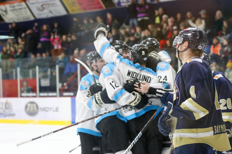 Widlund scores 5 in Windigo sweep Ice Hockey